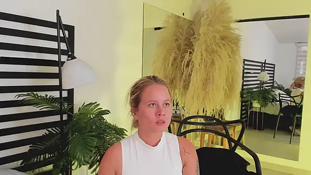 stefanny ruiz  online show from December 25, 2:56 pm