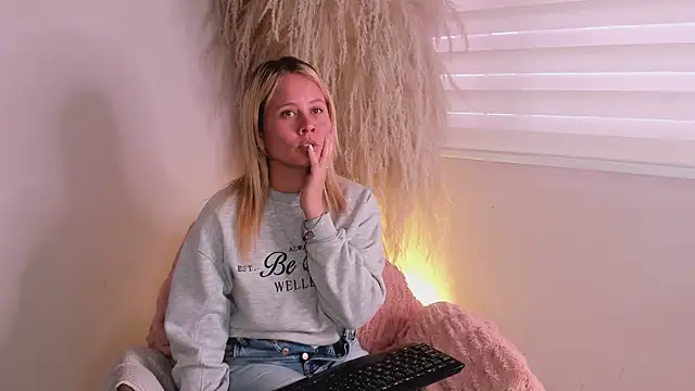 stefanny ruiz  online show from January 2, 3:40 pm