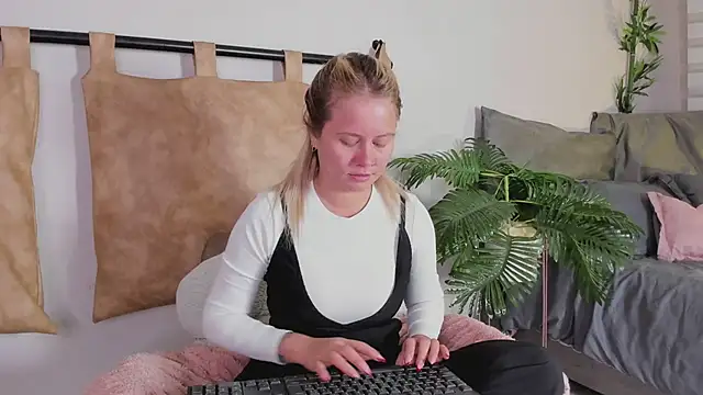 stefanny ruiz  online show from February 23, 2:14 pm