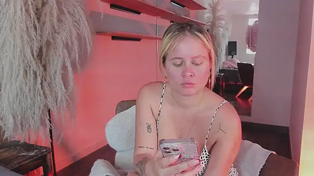 stefanny ruiz  online show from February 25, 2:44 pm