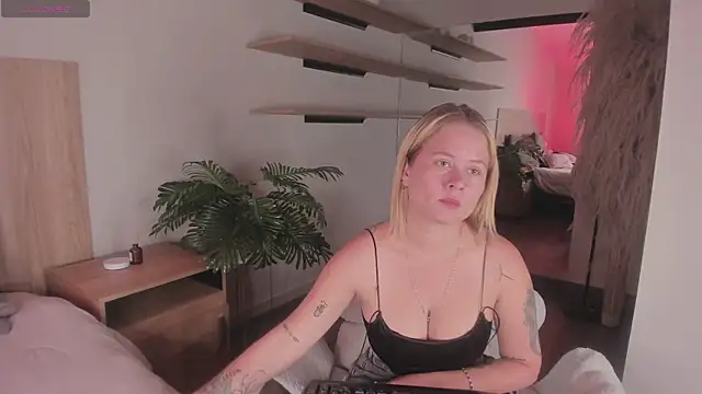 stefanny ruiz  online show from March 5, 12:33 pm