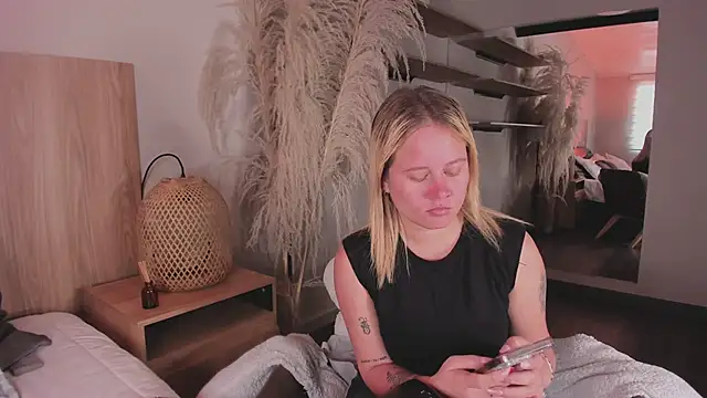 stefanny ruiz  online show from March 10, 12:59 pm