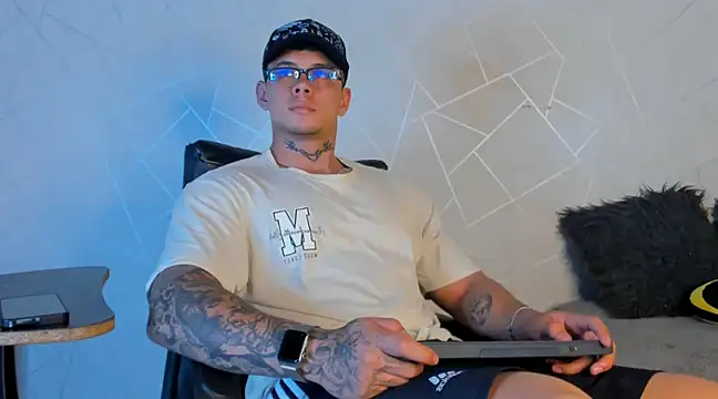 NoahhBrown online show from January 14, 4:25 am