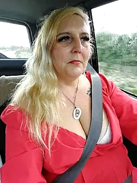 BecciDeluxe online show from December 19, 11:50 am