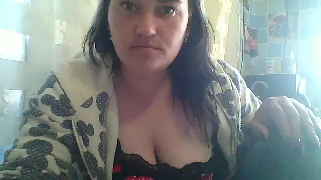 Snapshot of HollyLaBerry chatting on May 11, 11:16 am HollyLaBerry online show from May 11, 11:16 am