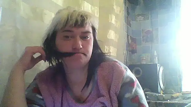 Snapshot of HollyLaBerry chatting on May 11, 2:45 pm HollyLaBerry online show from May 11, 2:45 pm