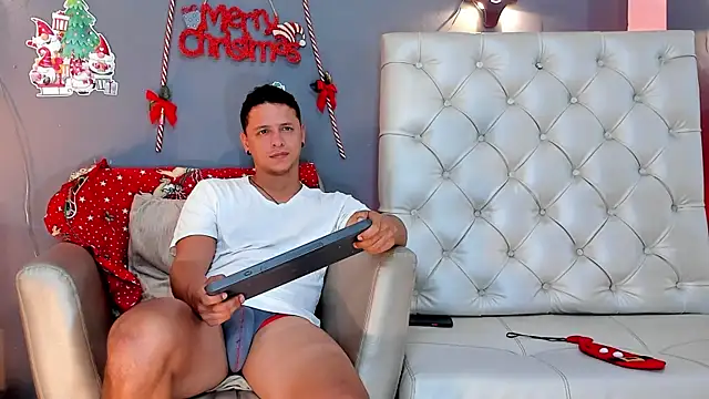 Snapshot of MITCHELL_BURNS chatting on December 14, 1:28 am MITCHELL BURNS online show from December 14, 1:28 am