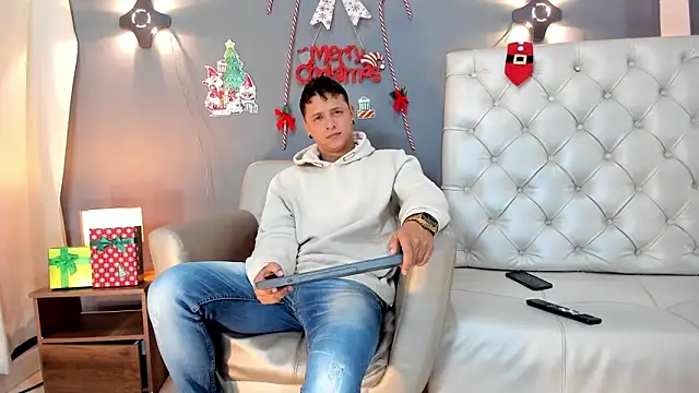 Snapshot of MITCHELL_BURNS chatting on December 14, 11:45 pm MITCHELL BURNS online show from December 14, 11:45 pm