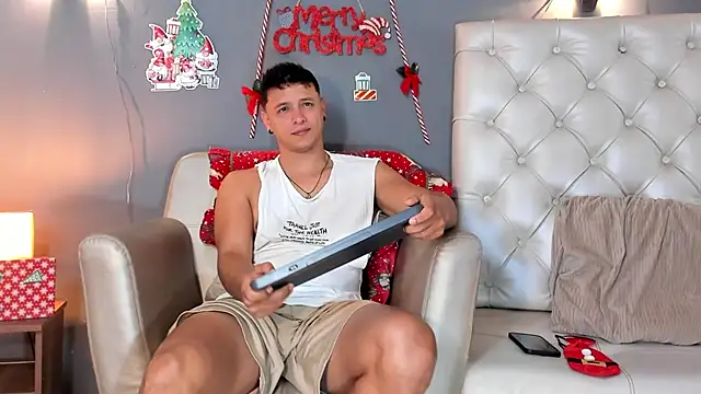 Snapshot of MITCHELL_BURNS chatting on December 20, 1:33 pm MITCHELL BURNS online show from December 20, 1:33 pm