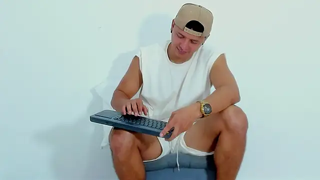 Snapshot of MITCHELL_BURNS chatting on January 4, 10:34 pm MITCHELL BURNS online show from January 4, 10:34 pm