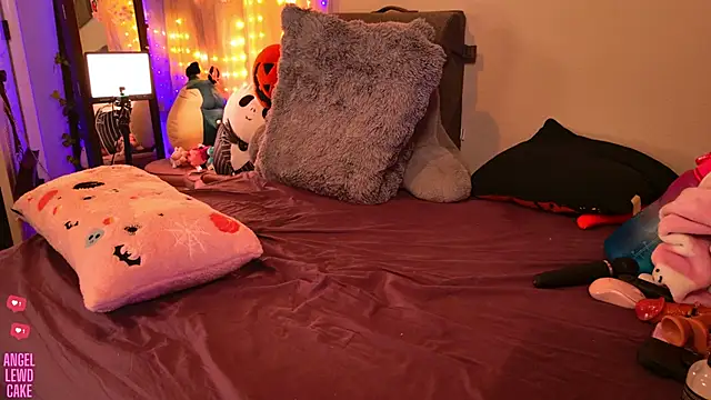 Angel-Lewd-Cake online show from December 1, 9:20 pm