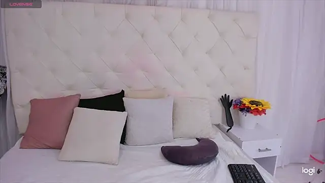 Snapshot of thaliia_gomez chatting on September 10, 7:03 pm thaliia gomez online show from September 10, 7:03 pm