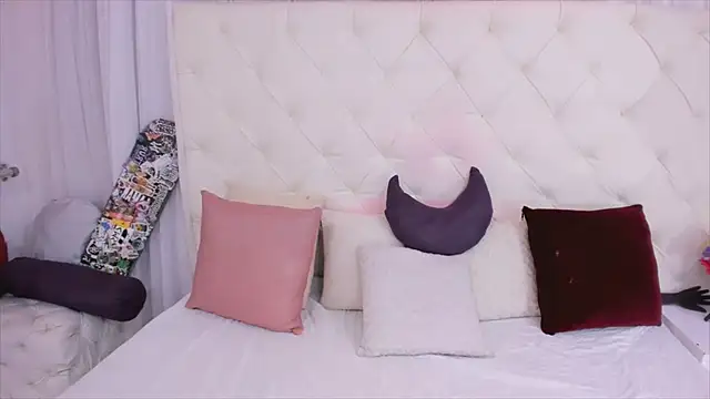 Snapshot of thaliia_gomez chatting on September 16, 7:04 pm thaliia gomez online show from September 16, 7:04 pm