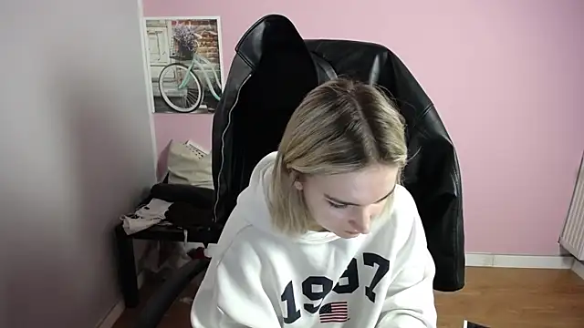 Snapshot of viktoria_lovely chatting on May 8, 6:08 am viktoria lovely online show from May 8, 6:08 am