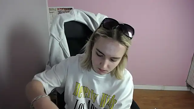 Snapshot of viktoria_lovely chatting on May 20, 6:19 am viktoria lovely online show from May 20, 6:19 am