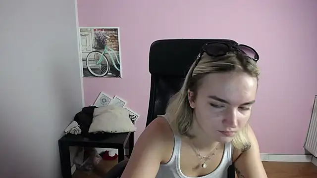 Snapshot of viktoria_lovely chatting on June 23, 7:17 am viktoria lovely online show from June 23, 7:17 am