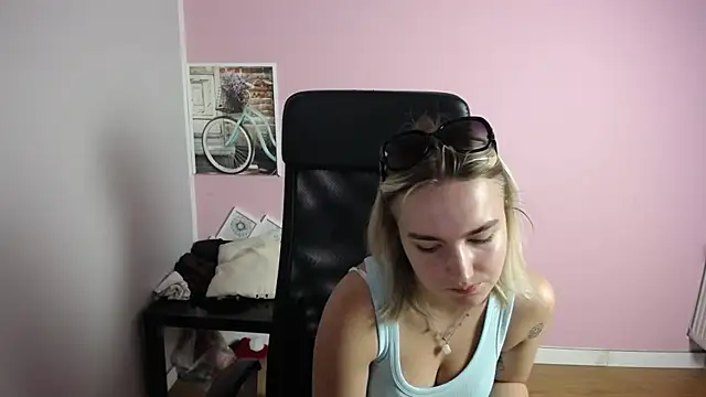 Snapshot of viktoria_lovely chatting on June 26, 7:02 am viktoria lovely online show from June 26, 7:02 am