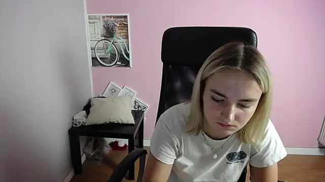 Snapshot of viktoria_lovely chatting on July 3, 7:15 am viktoria lovely online show from July 3, 7:15 am