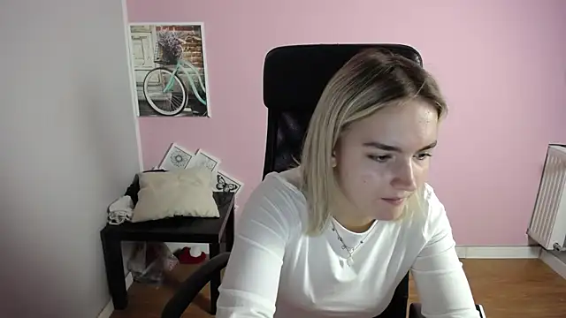 Snapshot of viktoria_lovely chatting on July 6, 6:32 am viktoria lovely online show from July 6, 6:32 am