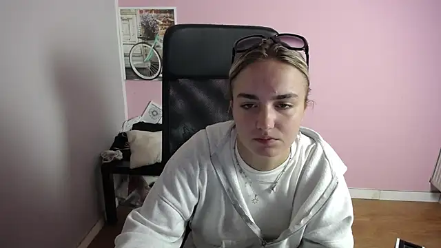 Snapshot of viktoria_lovely chatting on July 21, 7:00 am viktoria lovely online show from July 21, 7:00 am