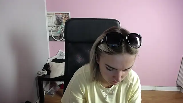 Snapshot of viktoria_lovely chatting on July 22, 8:06 am viktoria lovely online show from July 22, 8:06 am