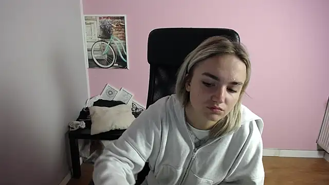 Snapshot of viktoria_lovely chatting on July 23, 7:06 am viktoria lovely online show from July 23, 7:06 am