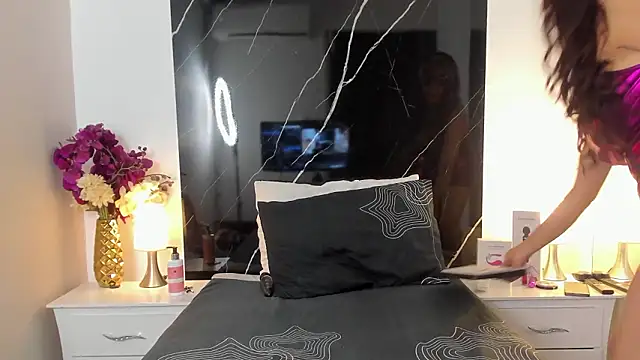 BellaaStarlix online show from March 6, 8:05 pm