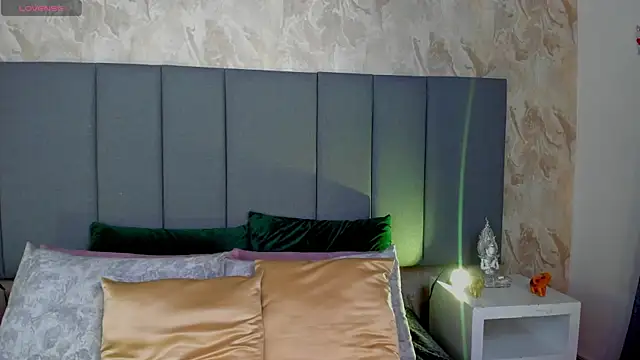 Snapshot of JulianaMiller chatting on December 5, 12:19 am JulianaMiller online show from December 5, 12:19 am