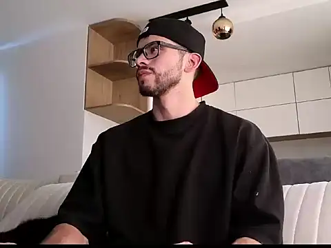 Snapshot of Phantom_Bigger1 chatting on December 19, 6:59 pm Phantom Bigger1 online show from December 19, 6:59 pm