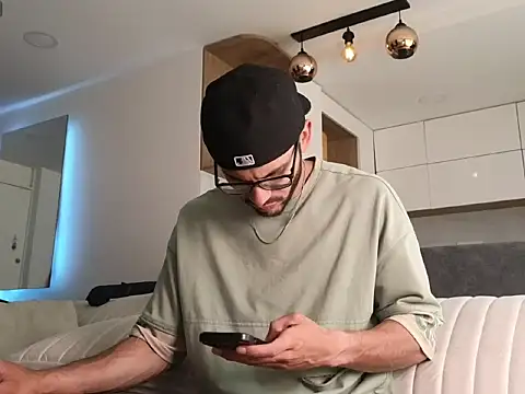 Snapshot of Phantom_Bigger1 chatting on January 7, 2:30 pm Phantom Bigger1 online show from January 7, 2:30 pm