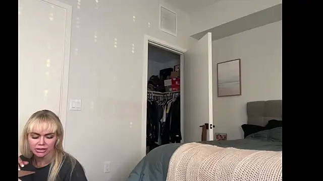 ElenaErickson online show from April 12, 1:43 am