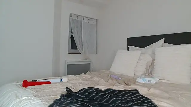 Pinpussyflower online show from February 3, 6:28 pm