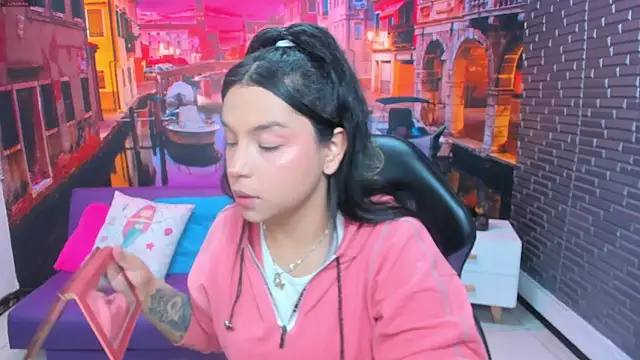 Snapshot of Small_naughty_ chatting on February 8, 1:03 pm Small naughty online show from February 8, 1:03 pm