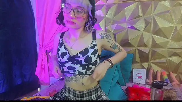 Snapshot of neeko_princes chatting on December 21, 12:27 pm neeko princes online show from December 21, 12:27 pm