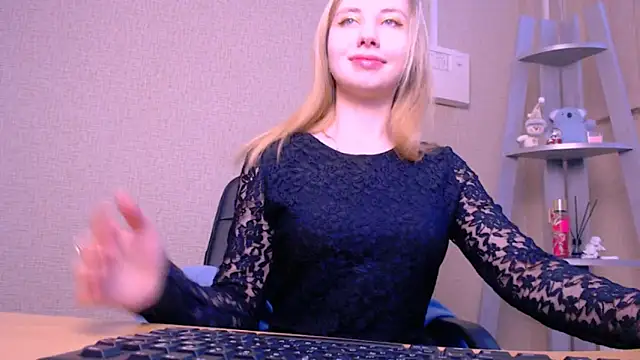 Snapshot of AliceFire_ chatting on February 27, 8:28 am AliceFire online show from February 27, 8:28 am