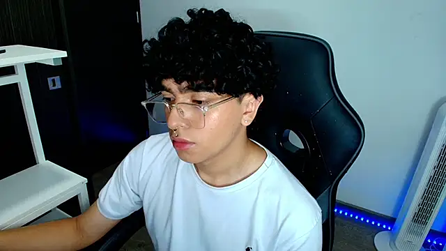 Snapshot of _nickconnor01 chatting on February 6, 10:43 pm  nickconnor01 online show from February 6, 10:43 pm