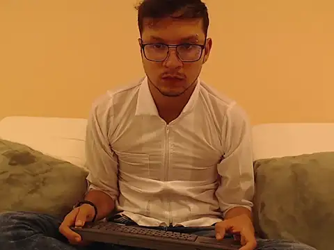 Snapshot of andy_loverxx chatting on April 10, 1:44 am andy loverxx online show from April 10, 1:44 am