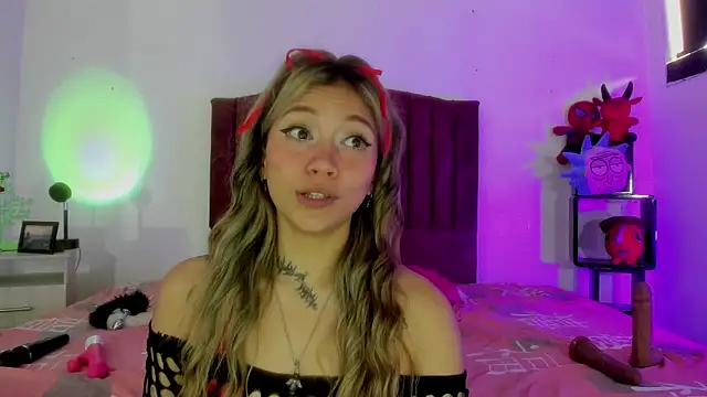 Snapshot of alisson_zafiro_ chatting on December 10, 1:33 pm alisson zafiro online show from December 10, 1:33 pm