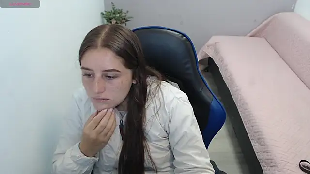 Snapshot of valerie_diaz1 chatting on February 25, 1:43 pm valerie diaz1 online show from February 25, 1:43 pm