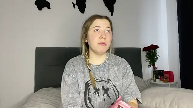 Embersweetbunny online show from February 11, 1:30 pm