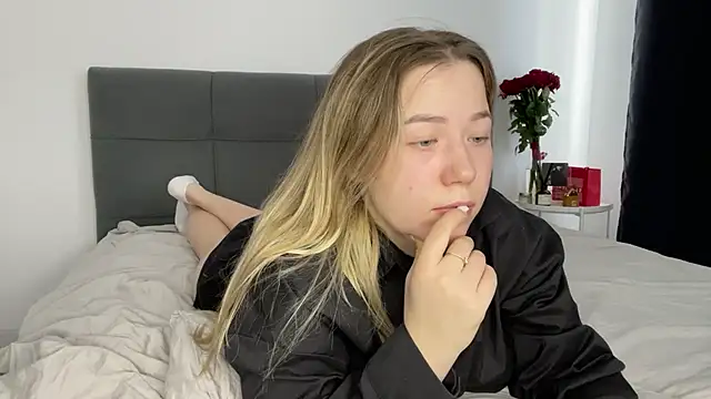 Embersweetbunny online show from February 12, 11:07 am