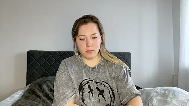 Embersweetbunny online show from March 21, 8:28 am