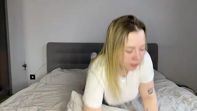 Embersweetbunny online show from December 17, 9:04 am