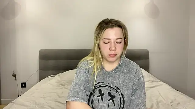 Embersweetbunny online show from December 20, 6:20 am