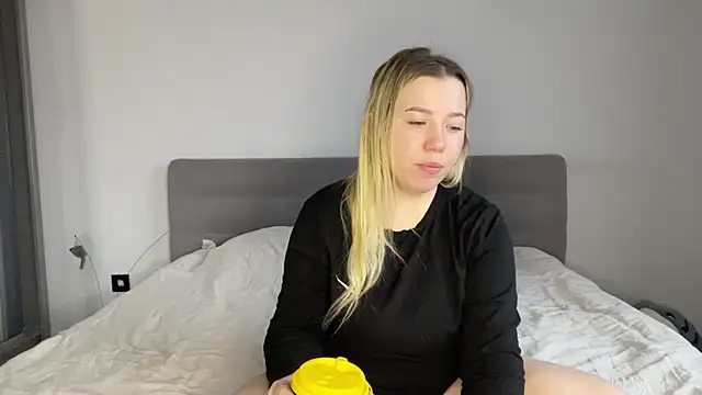 Embersweetbunny online show from December 21, 8:10 am