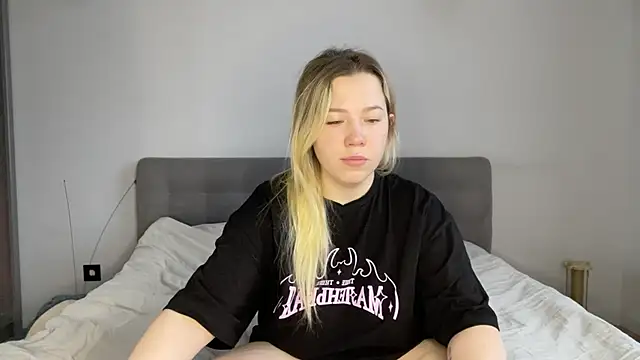 Embersweetbunny online show from January 13, 7:46 am