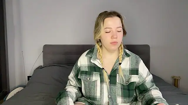 Embersweetbunny online show from January 14, 7:14 am