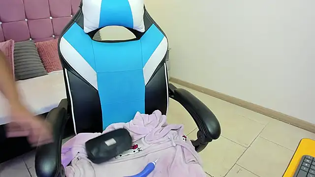 Lizzie Williams  online show from February 12, 3:23 am