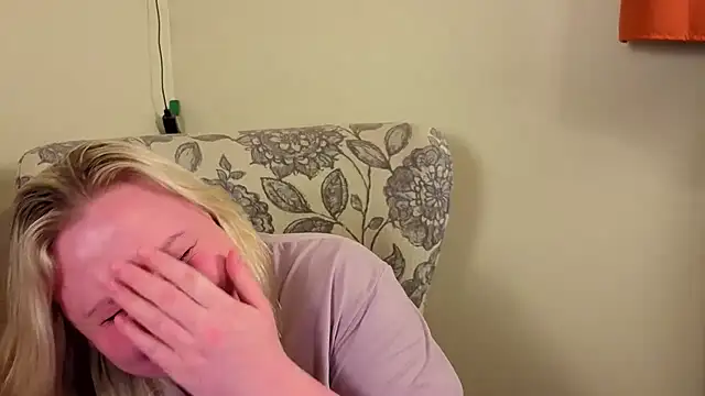 Snapshot of PhatAssBlond chatting on June 24, 12:53 am PhatAssBlond online show from June 24, 12:53 am