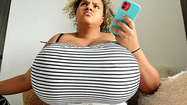 Snapshot of bigmom69_ chatting on April 16, 5:25 pm bigmom69 online show from April 16, 5:25 pm